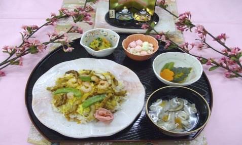 ちらし寿司とけんちん汁、野菜の煮物にひなあられが付いたイベント食