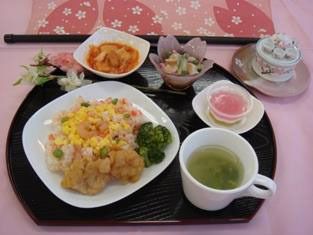ちらし寿司とスープ、ひな祭りの三食ゼリーが付いたイベント食