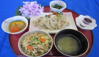 炊き込みご飯と味噌汁、野菜の煮物やほうれん草のおひたしとデザートが付いたメニュー