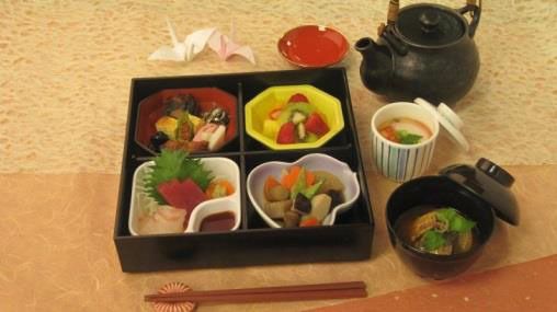野菜の煮物や刺身、吸い物や茶わん蒸しにフルーツのデザートが付いたメニュー