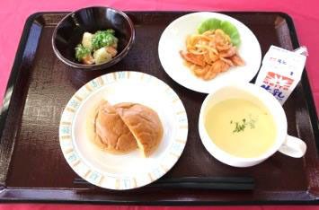 サラダと生姜焼き、パンとコーンポタージュに牛乳のセット