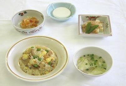 チャーハンと卵スープ、野菜の煮物やデザートのセット