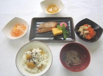栗ご飯と吸い物、焼き魚と野菜の煮物やオレンジゼリーのセット