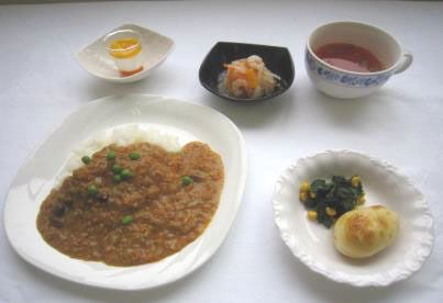 カレーライスとパン、ほうれん草とコーンのソテー、サラダとデザートのセット