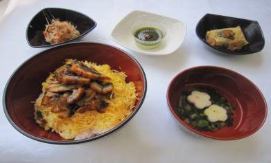 うな丼と吸い物、野菜の和え物やデザートのセット