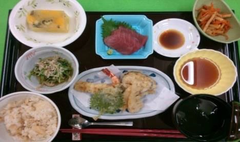 天ぷら盛り合わせと刺身やきんぴらごぼう、炊き込みご飯と味噌汁のセット