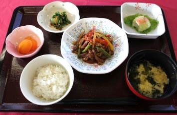 チンジャオロースとご飯とかきたま汁、サラダやフルーツのデザートのセット