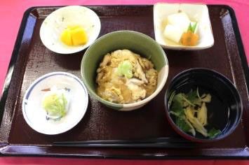 牛丼と吸い物や漬物が付いた献立