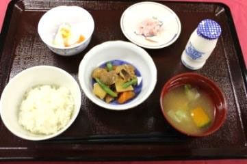 ご飯とがぼちゃの味噌汁、肉じゃがが付いたメニュー