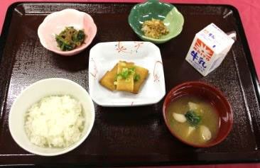 ご飯と味噌汁、ほうれん草のおひたしが付いたメニュー