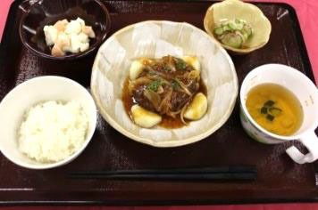 ハンバーグとポテトサラダ、きゅうりの和え物やごはんとコンソメスープのセット