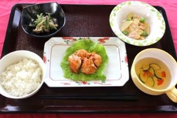 から揚げと、野菜の和え物とライスとスープのセット
