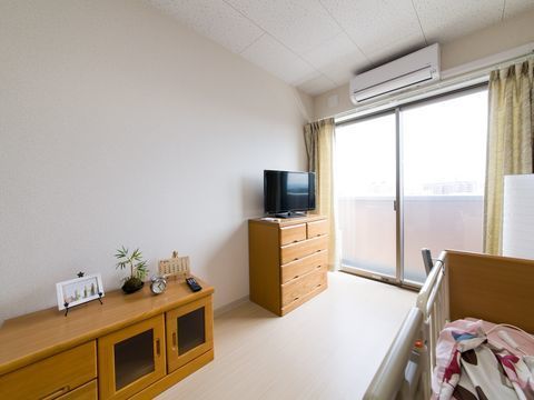 ベランダに面した大きな窓から日が差し込み、明るく居心地の良い印象の居室