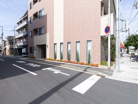 道路沿いの角地に建っており、日当たりがとても良く親しみやすい雰囲気の外観
