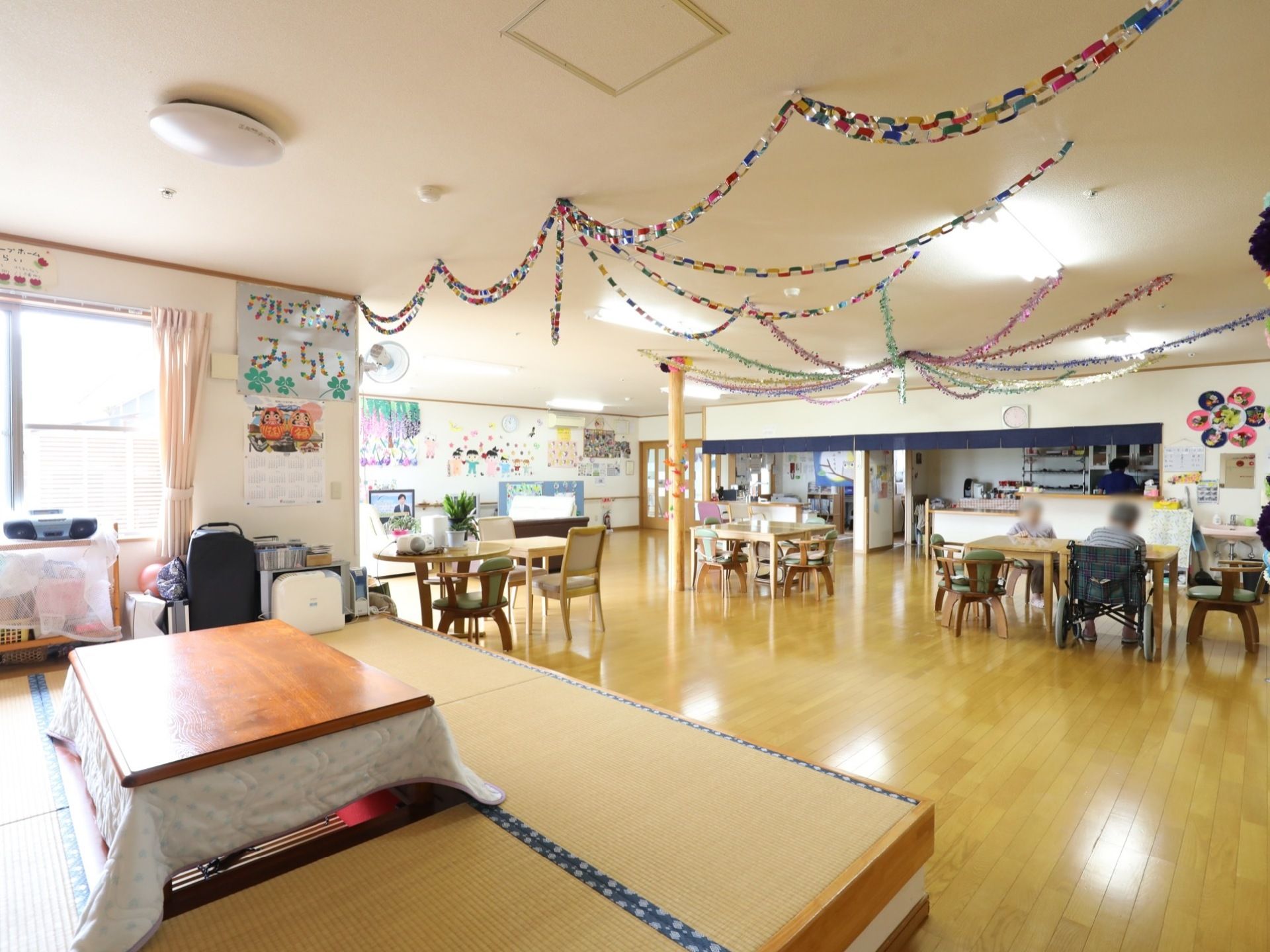 広いリビングダイニングでは、誕生会などのアクティビティで使用することもある。手作りの壁面装飾がイベントの雰囲気を盛り上げている。