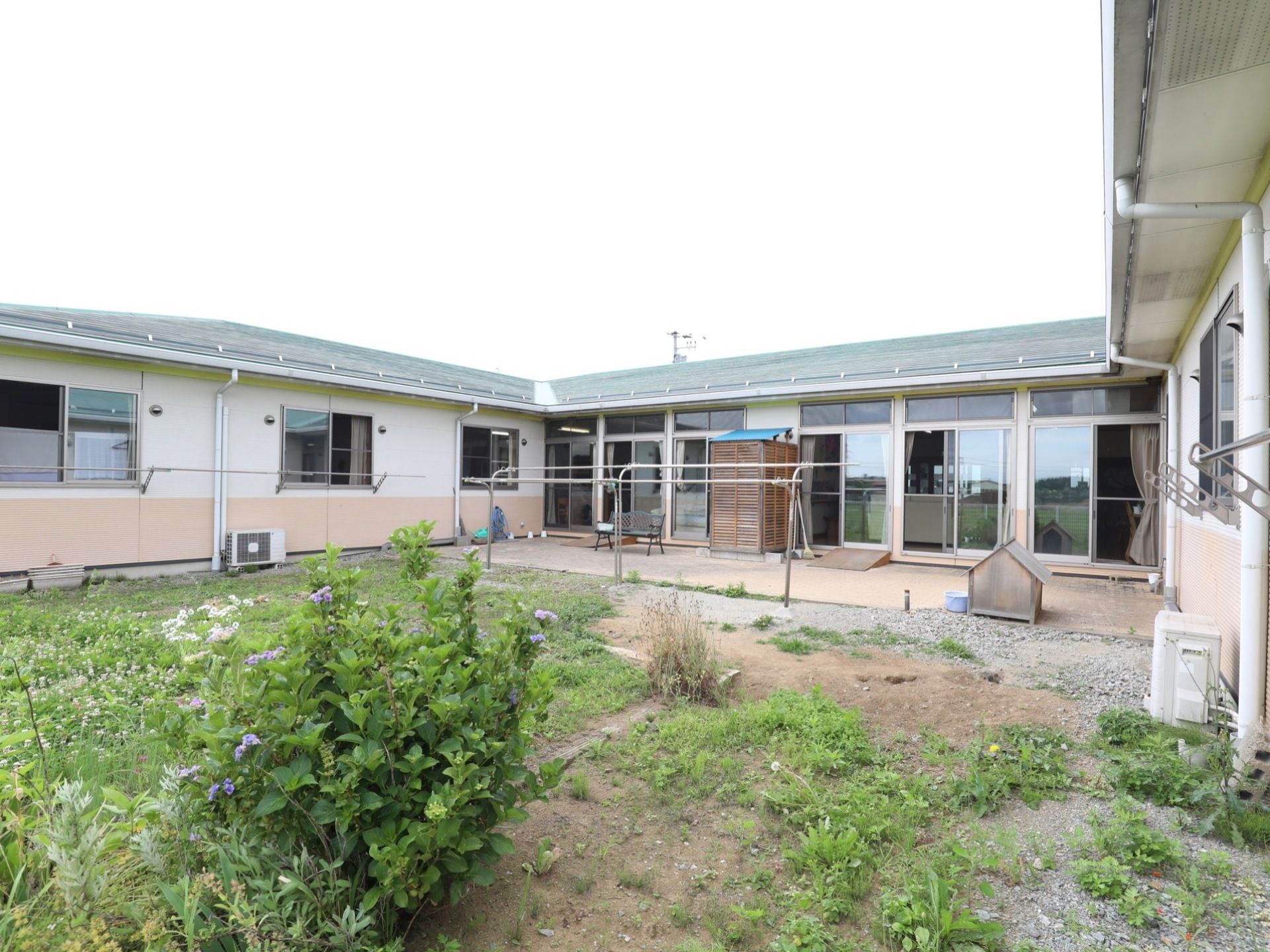 建物に囲まれた小さな中庭は洗濯物を干す場所となっている。廊下からすぐ出ることができるので、簡単に気分転換ができる。