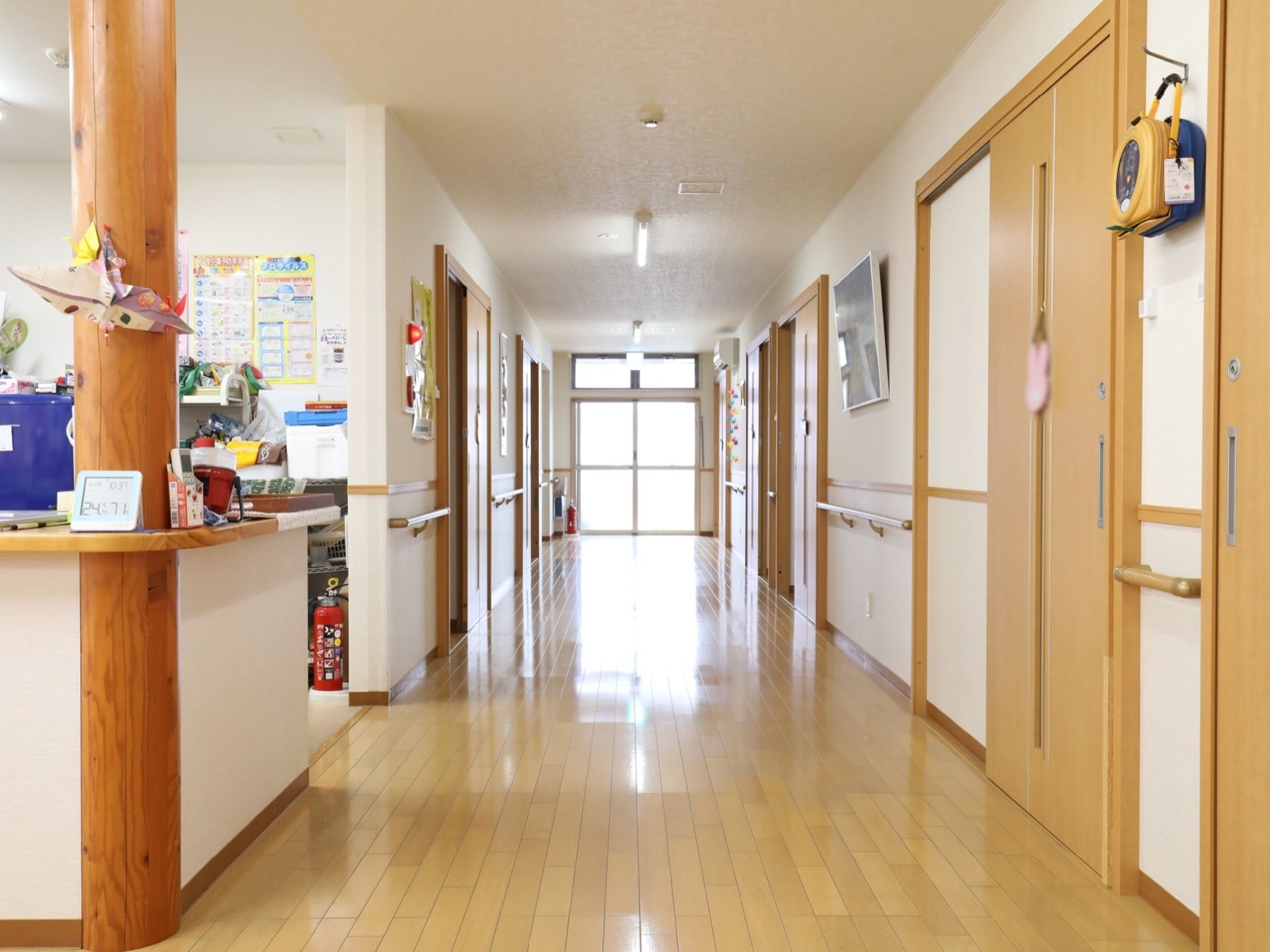 床はフローリングになっていて、良く磨かれて艶がある。通路の左右に居室があり、突き当りは大きな窓になっている。