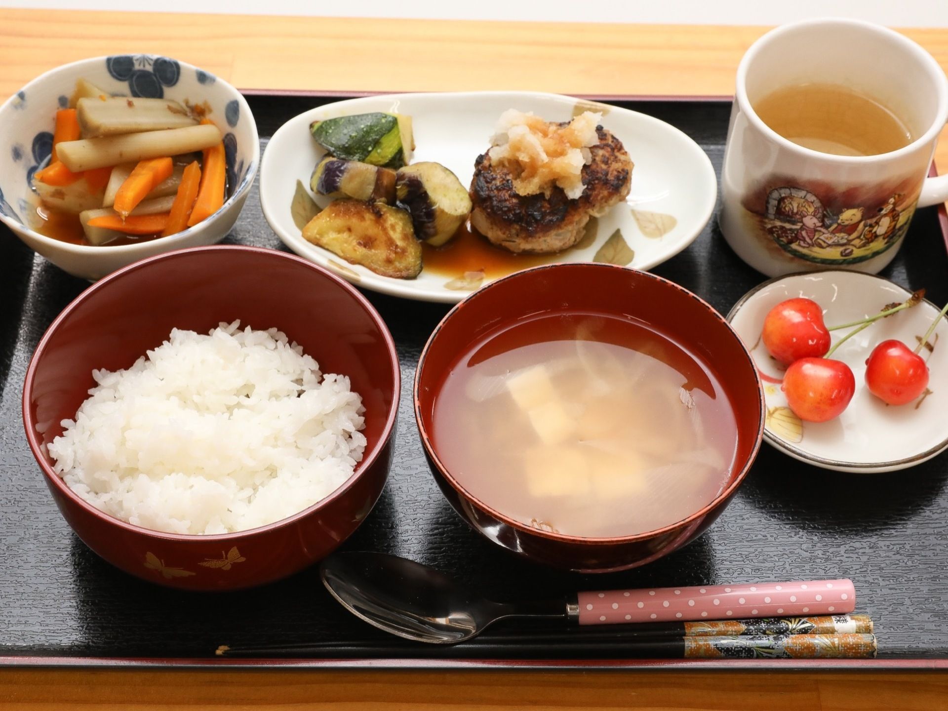 施設では、主菜や副菜、デザートと栄養バランスの良い食事が提供されており、食べやすさを考慮し、スプーンも用意されている。