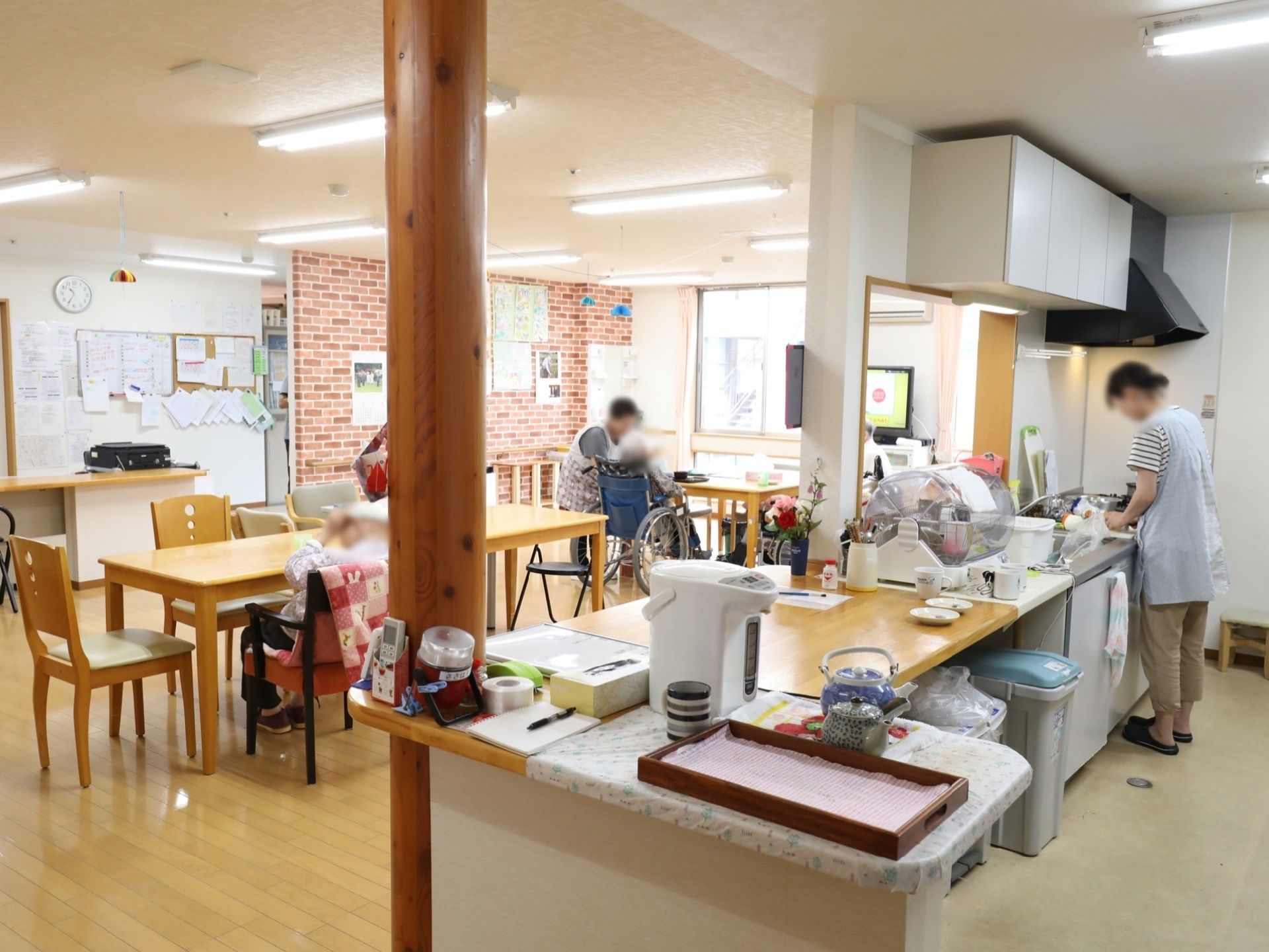 キッチンが併設された、日当たりが良く広々とした食堂