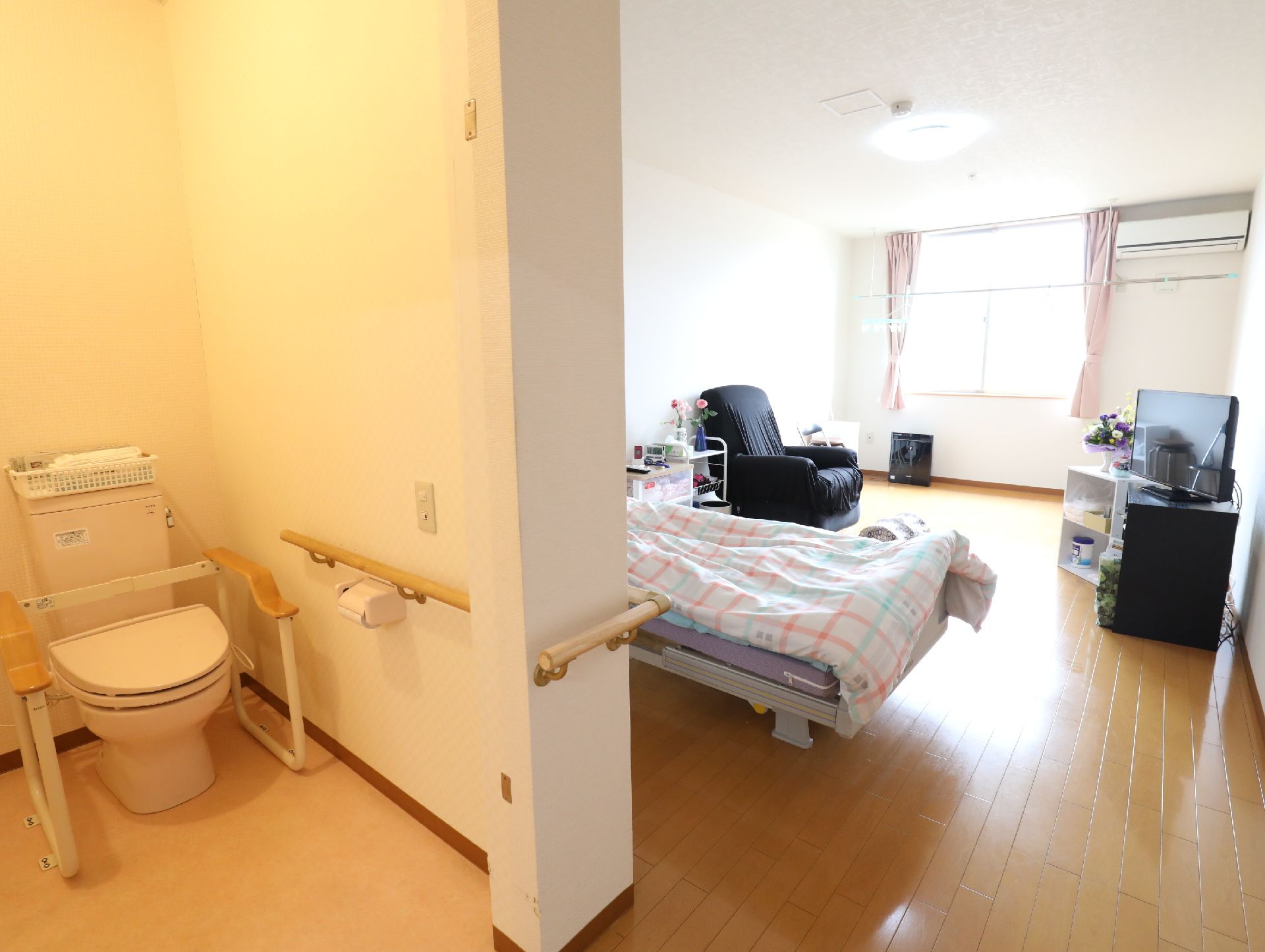 手すり付きのトイレを完備している、明るく清潔感のある居室