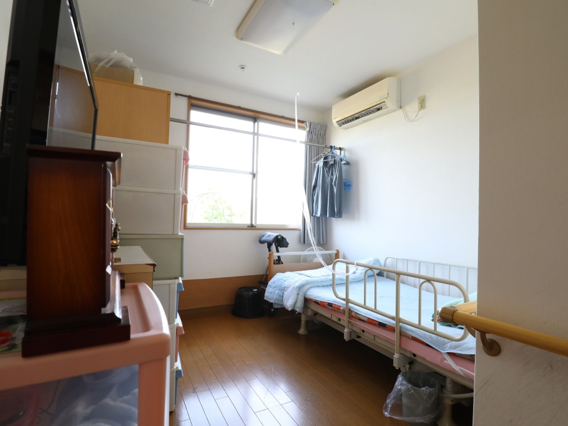 居室の窓際には壁掛けのエアコンが設置されており、入居者様はいつでも好みの室温に調整することが可能である。