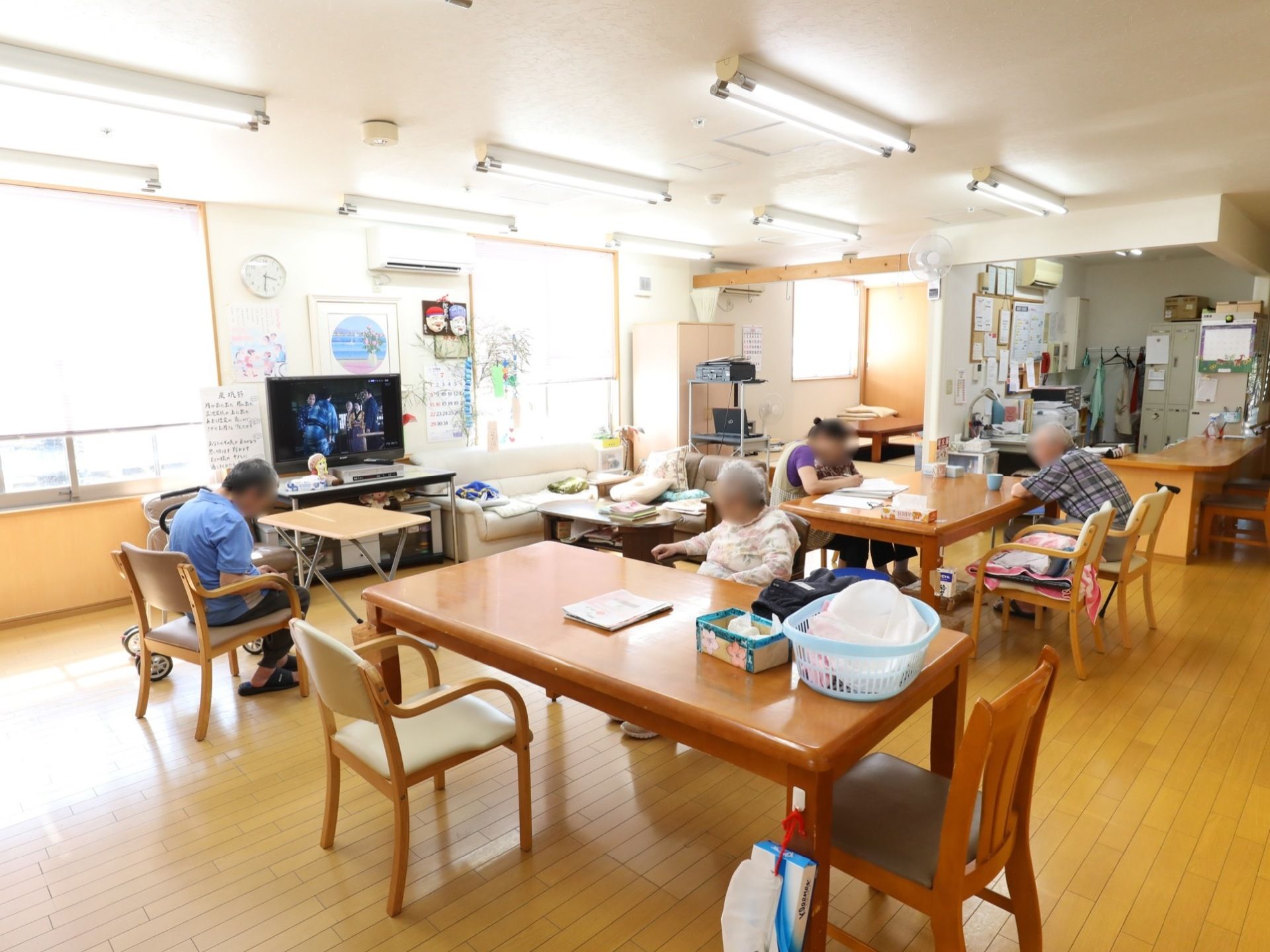 共有スペースの窓際にはテレビが設置されており、入居者様は休憩や食事の際に自由に視聴することが可能である。