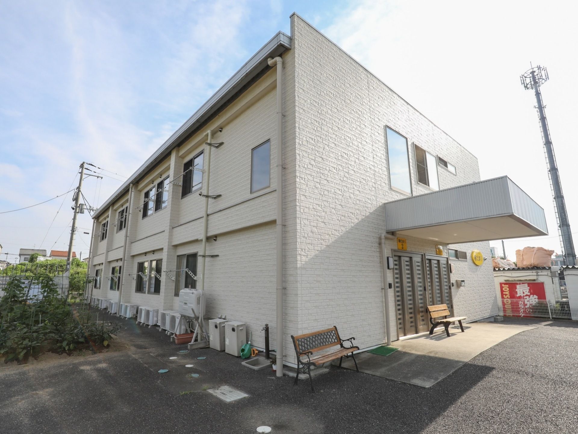 施設の出入口の前には木製のベンチが２つ設置されている。ちょっとした休憩や談笑に利用することができる。
