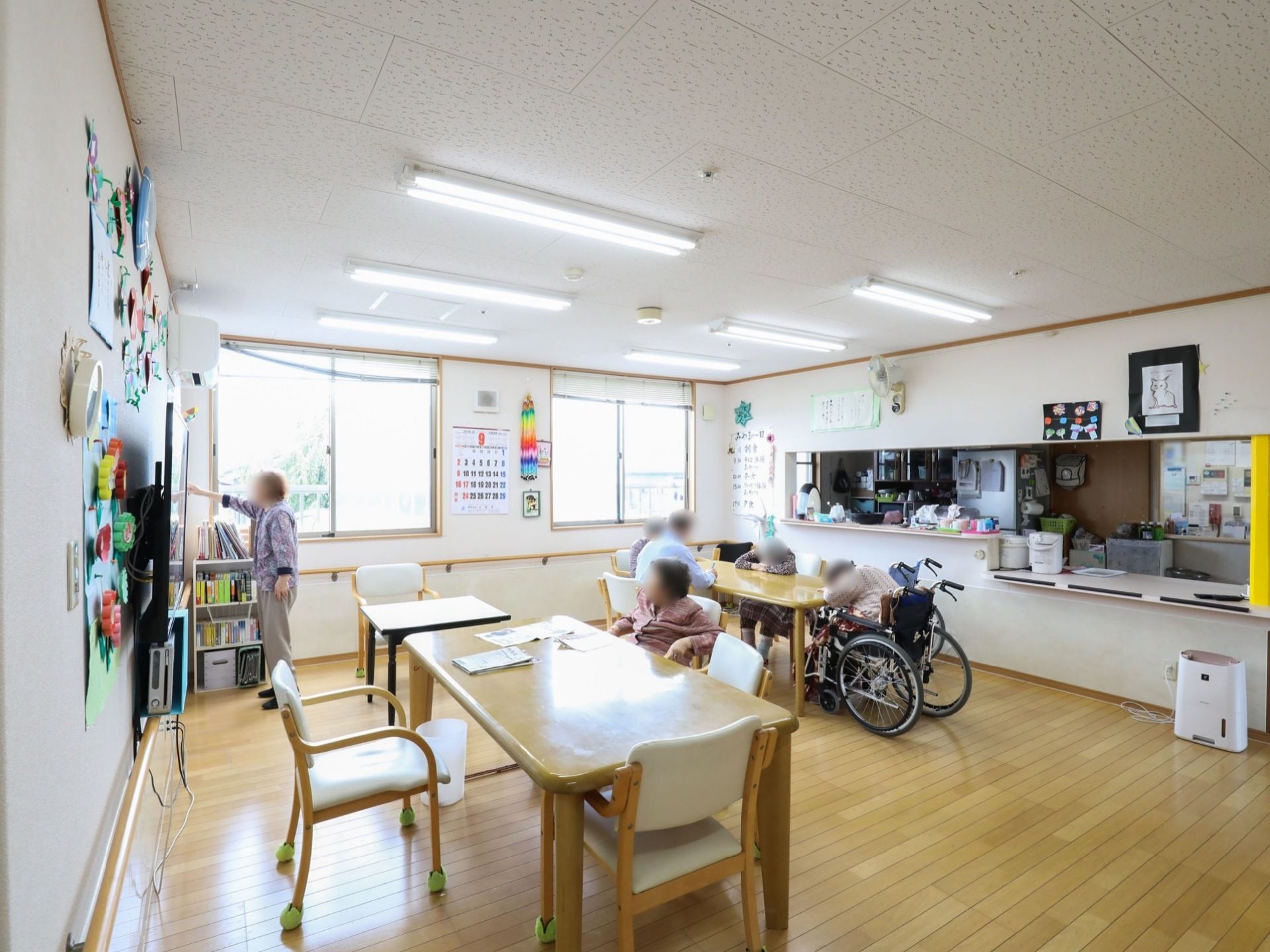室内には、テーブル、椅子、テレビや本が置かれている。壁には手作りの飾りが施されている。空気清浄機により快適な空間を作り出している。