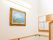 階段には手すりがついており、壁には絵画や掲示板が備えつけられている。大きな照明があるため足元まで明るい。