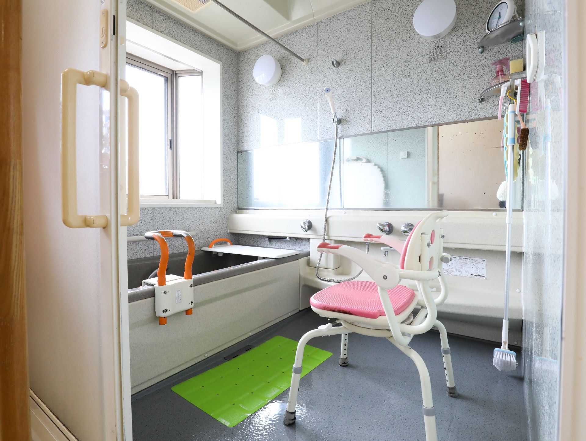 間口が広く造られ、介助者と一緒でも余裕のある広さの浴室