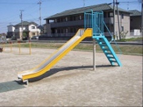 近くの公園には子供たちが集まり、いつも賑やかな雰囲気になっている。散歩コースとして気軽に行くことができる。