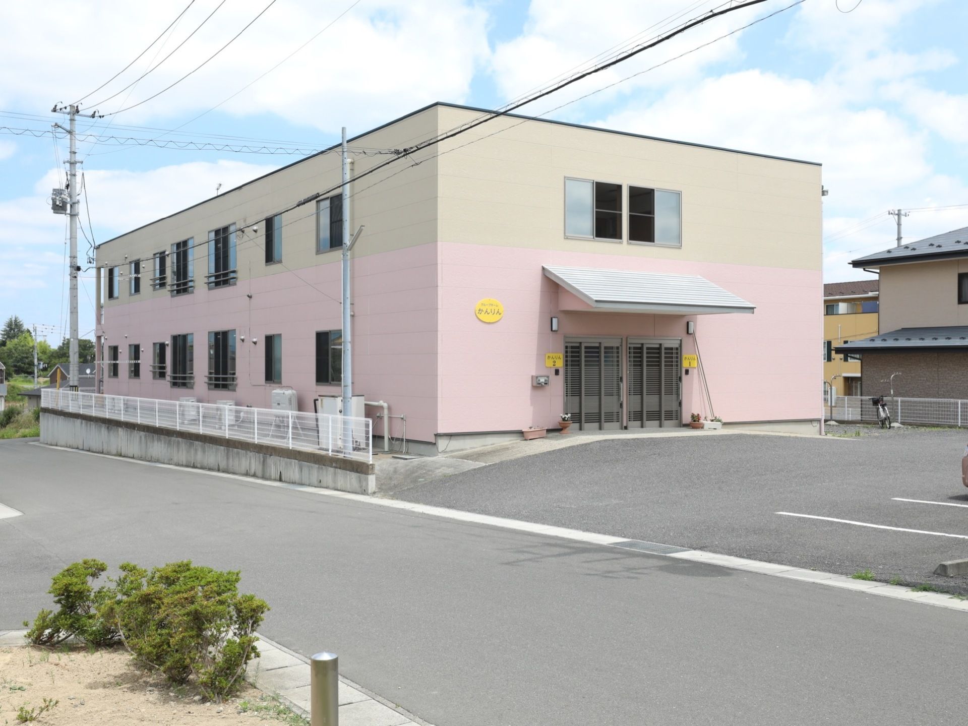 ２階建ての落ち着いた色合いの建物である。敷地内にはアスファルトで舗装された広い駐車場が設けられている。