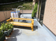 介護施設の屋上と緑豊かな景色