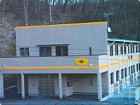 個性的なデザインで、壁面の黄色いラインが目を引く施設外観