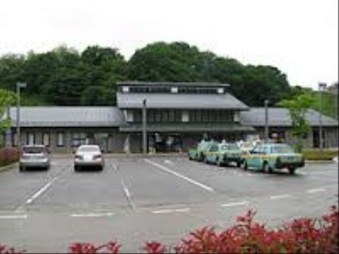 施設の徒歩範囲に最寄り駅がある。駅前は広い駐車スペースになっているので、車で行くことも可能。駅舎は風情のある佇まいの建物である。