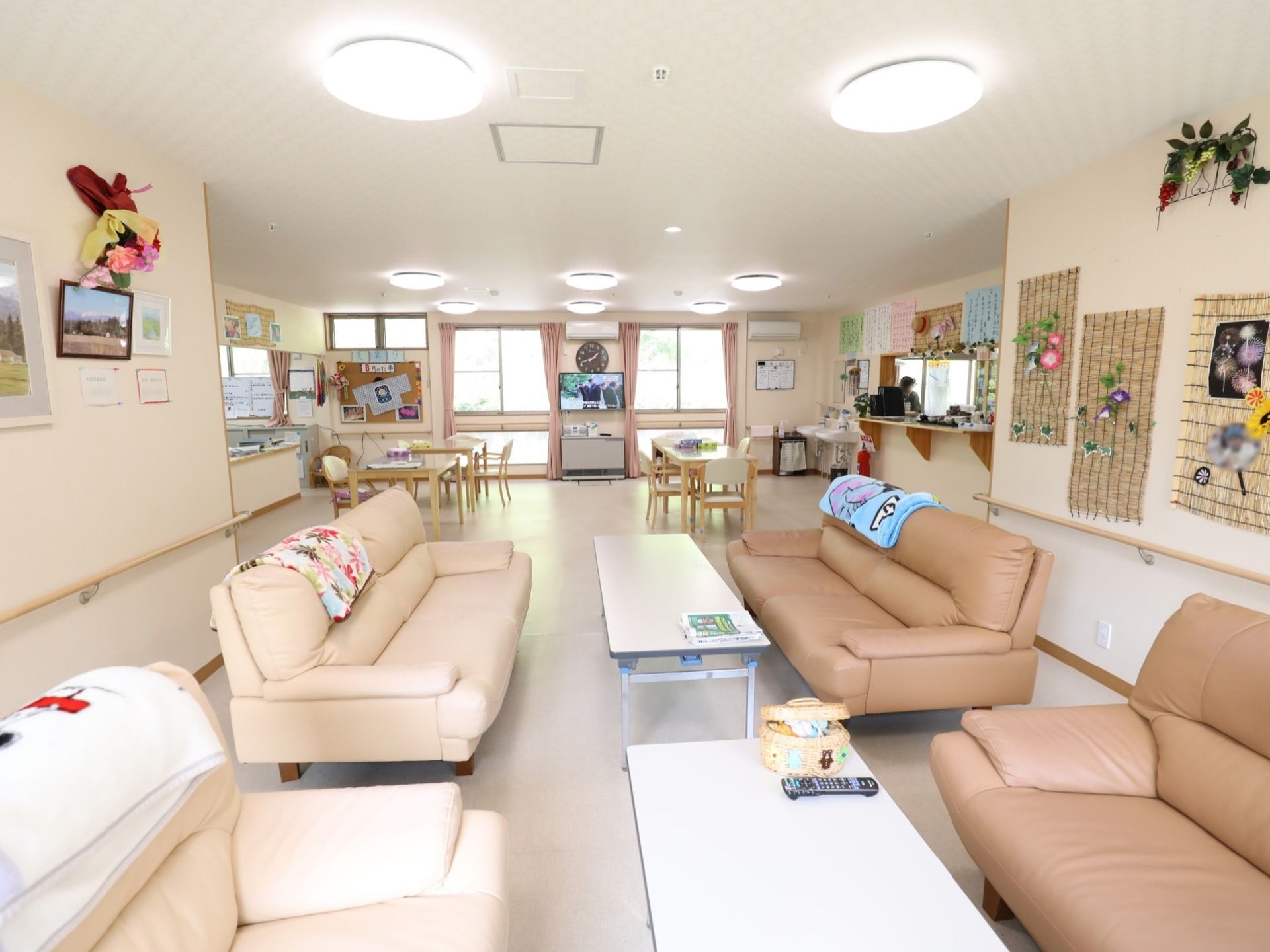 白基調の内装色に自然光が入り、明るいお部屋である。ソファーも設置されており、ゆったりと過ごせる空間となっている。