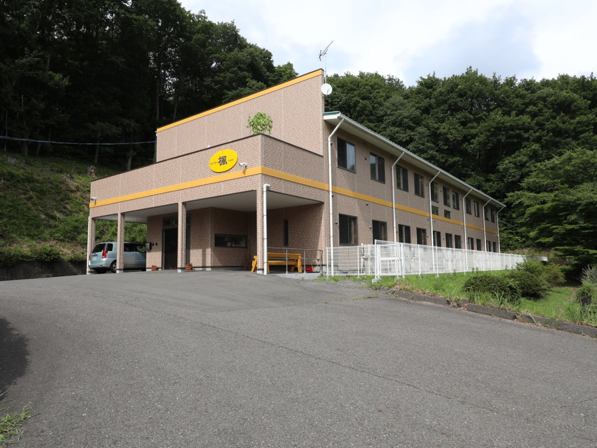 外装色がライトブラウンの二階建てとなっている。建物の前面はアスファルトで舗装されており、障害物のない広い空間が確保されている。