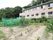 建物南側の屋外には、菜園が広がっている。緩やかな斜面で日当たりが良く、数種類の野菜が丁寧に手入れされ、大きく育てられている。