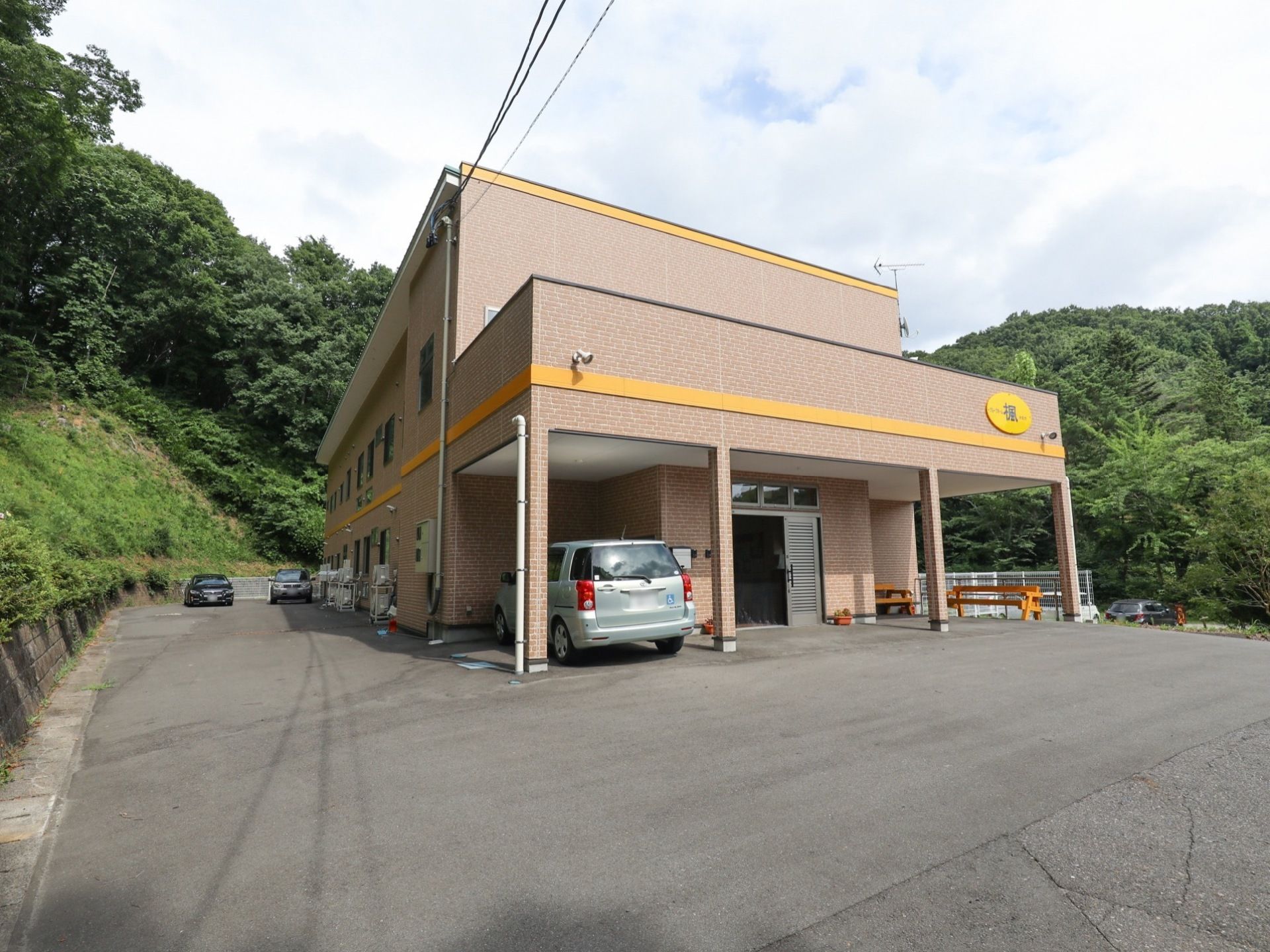 自然豊かな場所に建っているため、静かに過ごすことができる。レンガ調の建物は温かさを感じることできる。