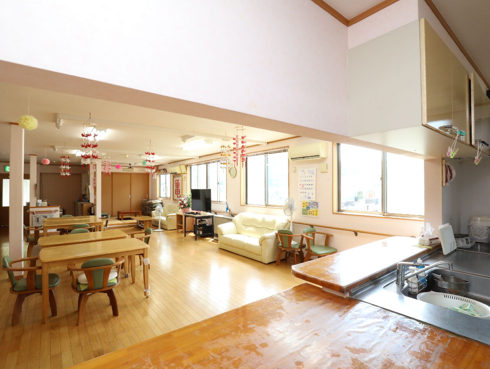 窓を多数設置し、自然光を部屋に取り込めるように設計されたリビング