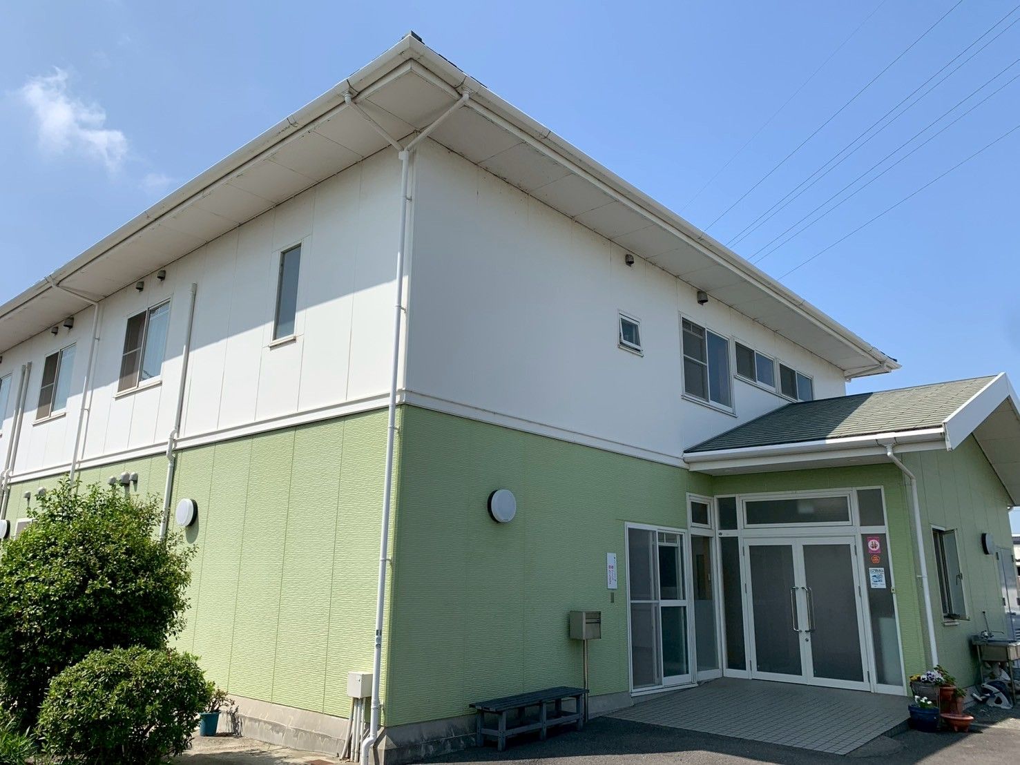 緑の外壁と広い玄関
