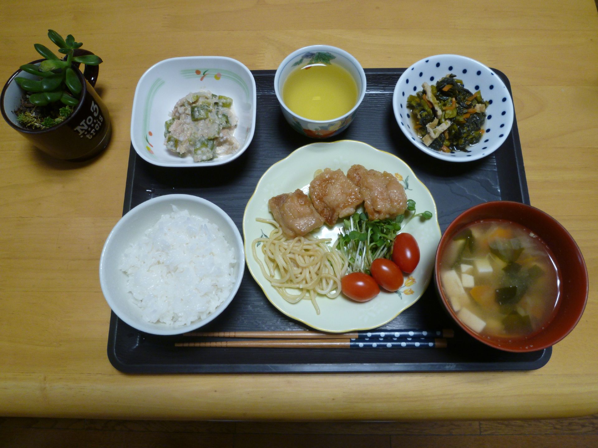 食べやすいように食材を小さくカットした、栄養バランスの取れた食事
