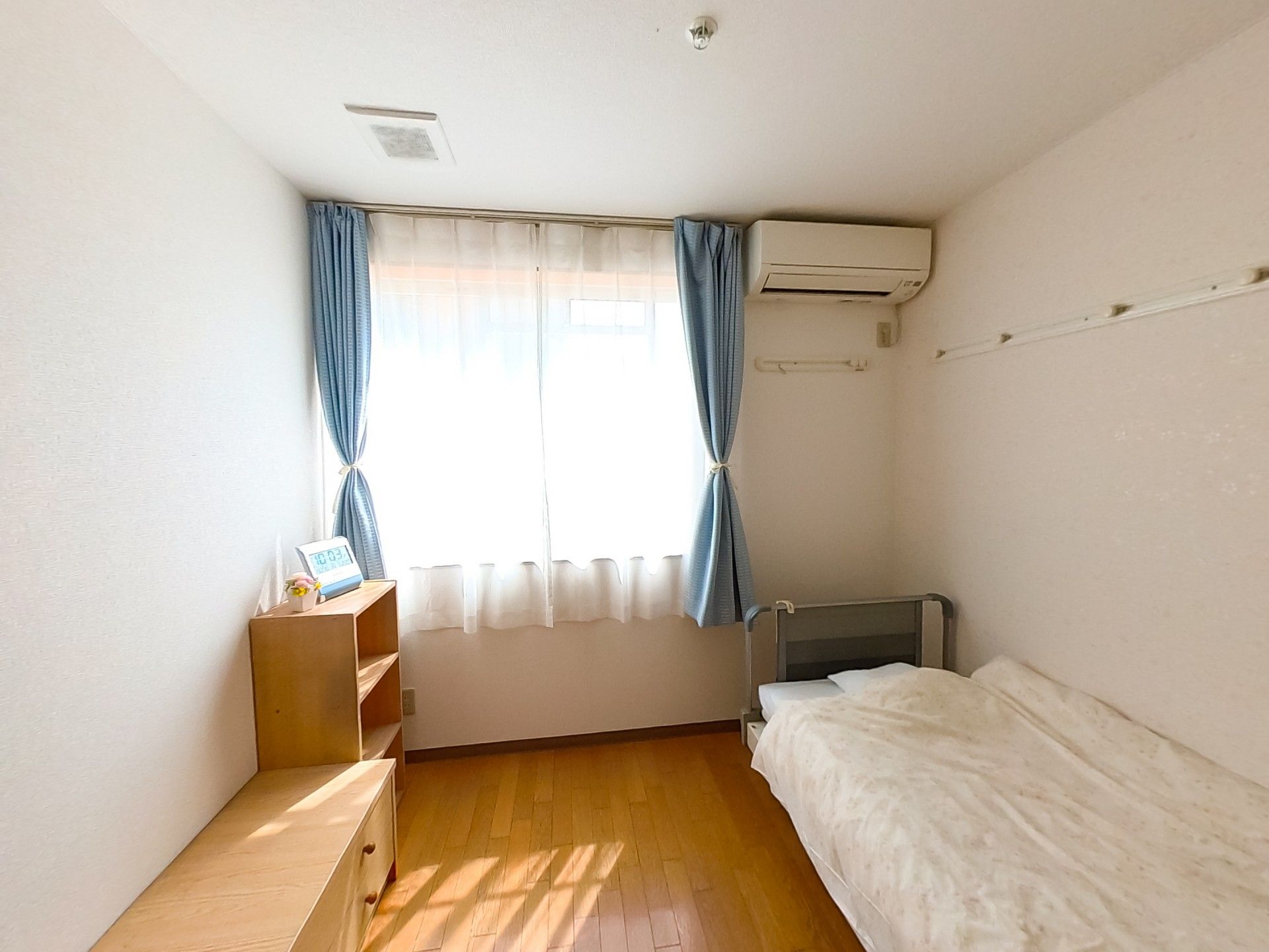 日差しが差し込む個室