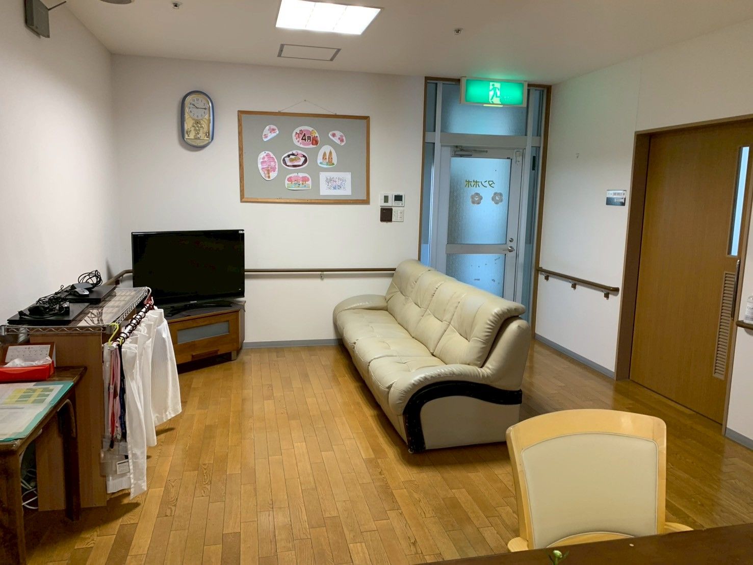 くつろぎのソファとテレビの部屋