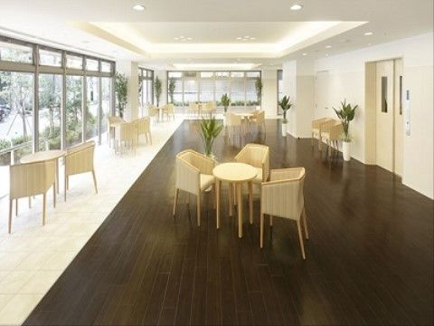 白い壁、天井と大きな窓で明るい雰囲気のスペースである。椅子・テーブルが複数置かれ、座りながらゆっくりと過ごすことができる。