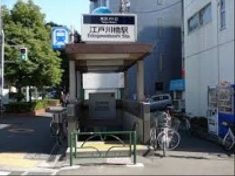 最寄駅より徒歩２分の立地である。都会的で若々しい生活を送ることができるようにサポート体制が整っている。