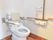 居室のトイレにも洗浄付き便座を採用している。また足の不自由な人のために手すりが設置されており、壁にはナースコールが備え付けられている。
