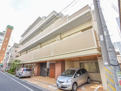 5階建ての介護付き有料老人ホームとなっていて、玄関のある1階には、クルマから乗り降りできるスペースを確保している。
