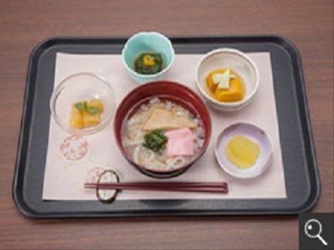 ある日のお食事メニューのうどん、お漬物、小鉢3種類である。副菜なども充実しており、バランスの考えられたおいしい食事を毎日とることができる。