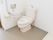 ウォシュレット付きトイレは押しやすい位置にボタンがあり、さらに手すりも付いているのでケガなく用を足すことができる。